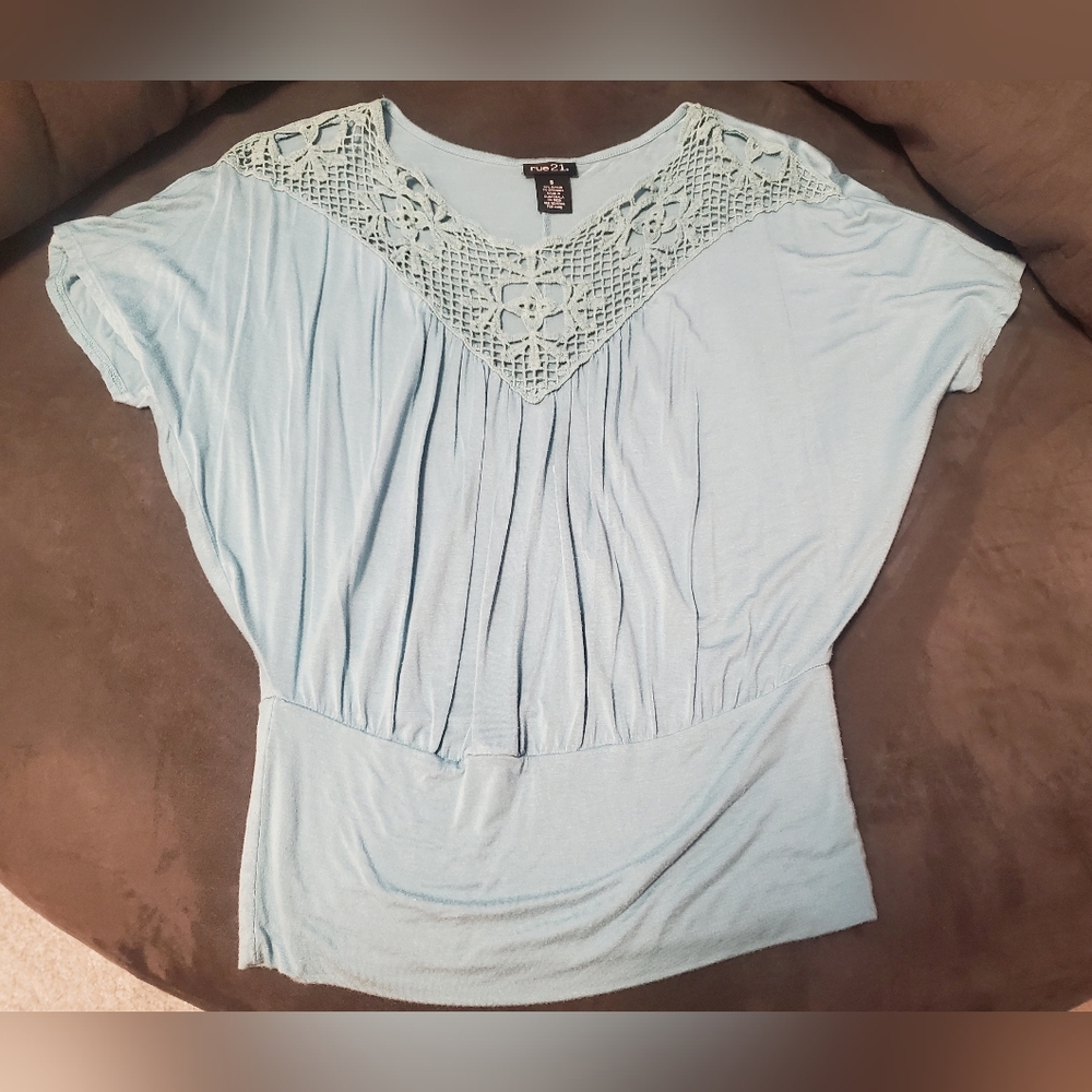 🧡4/$20 Bundle Select Items to Get Offer 🧡Rue21 Lace Neck Top